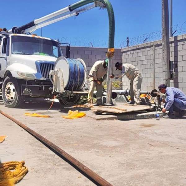 Resuelve Gobernador Durazo derrame de aguas negras en Guaymas